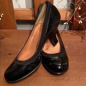 Like new SOFFT  black patent leather heels 🤩